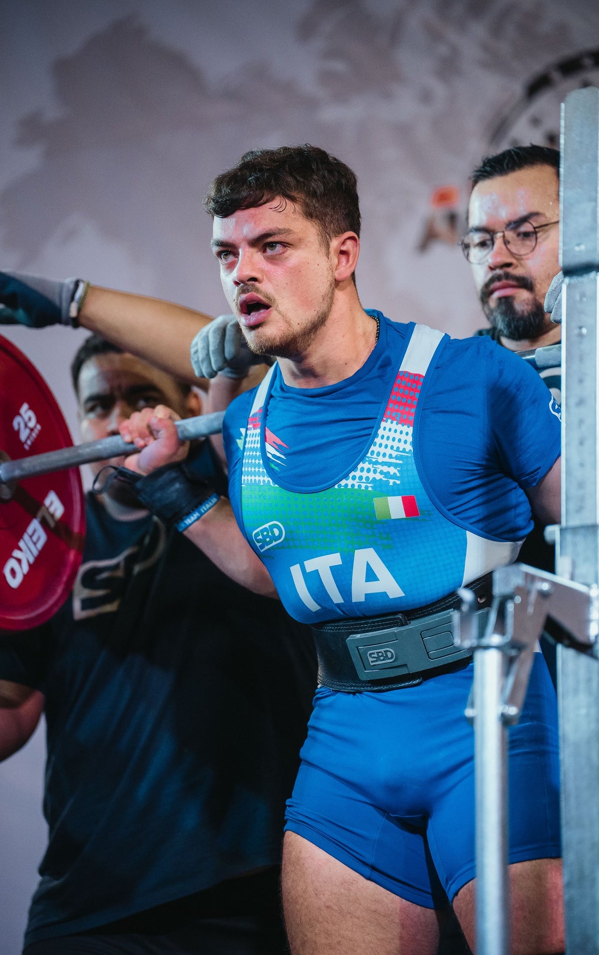 Luca Romano sotto il bilanciere nello squat in gara