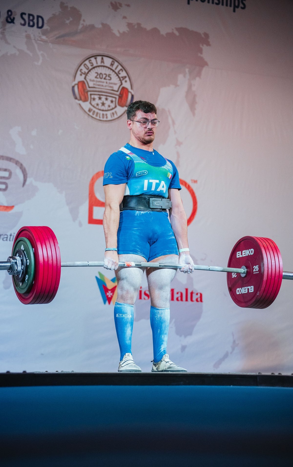 Stacco da terra in gara con la maglia della nazionale italiana