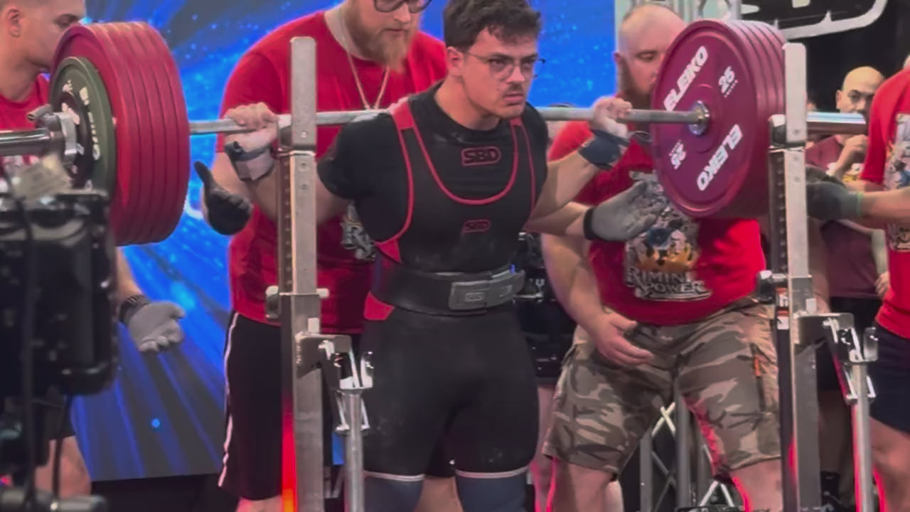 Luca Romano esegue uno squat da 300 kg in gara